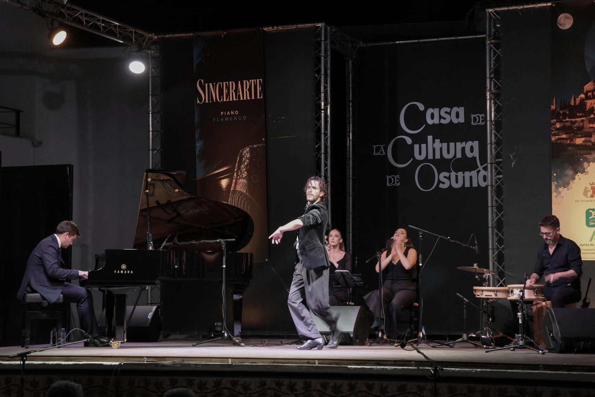 Javier Cecilia junto al piano de cola antes de comenzar